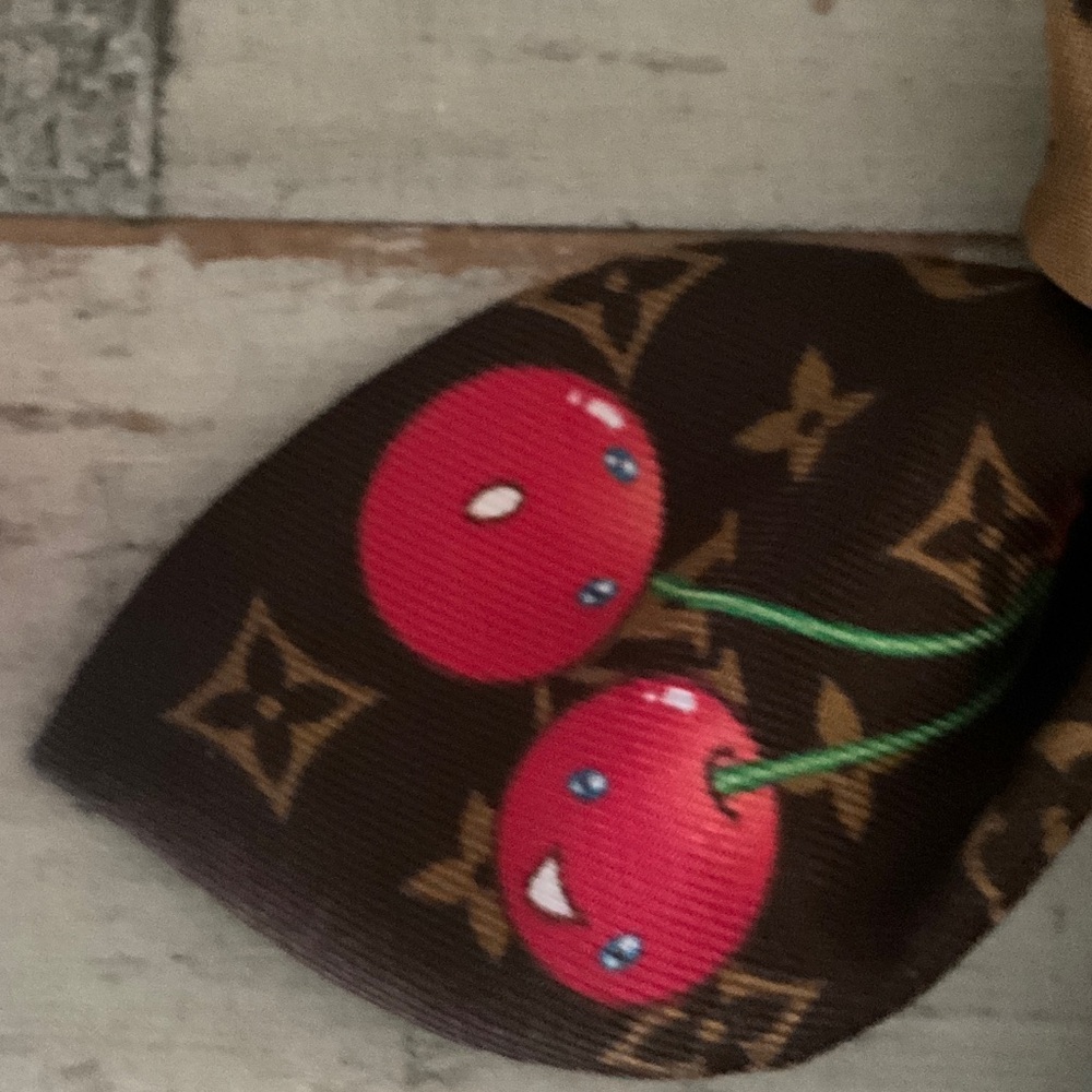 New! Louis Vuitton x Murakami 🍒collection
Silk hair scrunchies!! 2025🍒 - Picture 8 of 8